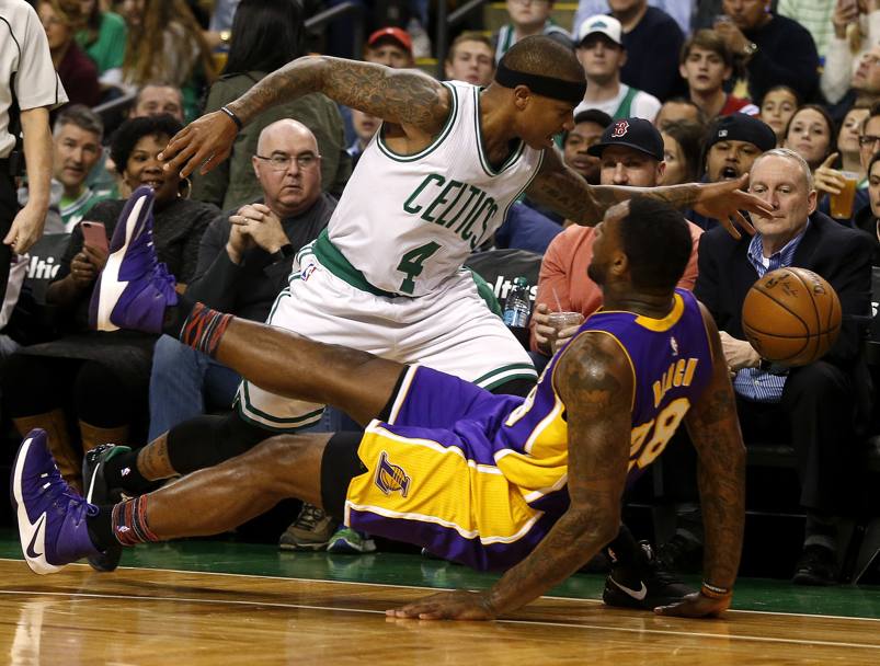 Tarik Black, a destra, dei Los Angeles Lakers, crolla a terra dopo aver subito fallo di sfondamento da parte di Isaiah Thomas dei Boston Celtics (Ap)